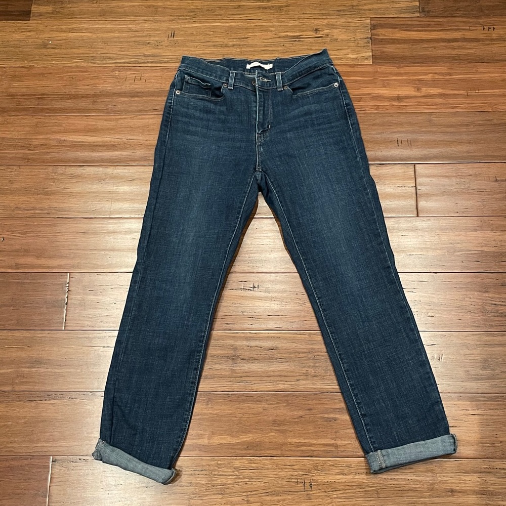 Levi’s Classic Fit - Size 4